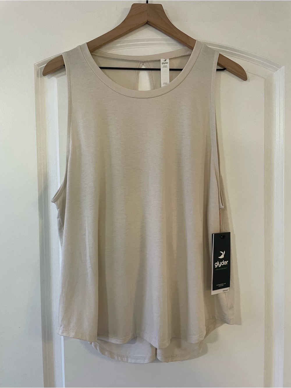 Glyder (DailyLook) Women's Sleeveless Open Back Tank Top in Cream